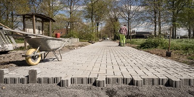 Iemand die een betonnen pad aanlegt