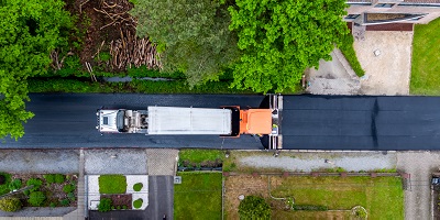 vrachtwagen die de weg herstelt
