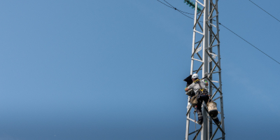 travailleur sur pylône électrique